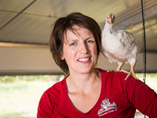 Anne Körkel aus Kehl hält Hähnchen und Hühner - und ist von der Qualität des Fleisches überzeugt.