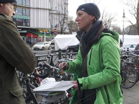 Eine Frau sammelt Unterschriften.