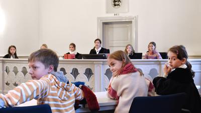 Rechtsstaat konkret: Karlsruher Schülerinnen und Schüler einer vierten Klasse spielen am Verwaltungsgericht mit verteilten Rollen ein Verfahren durch.
