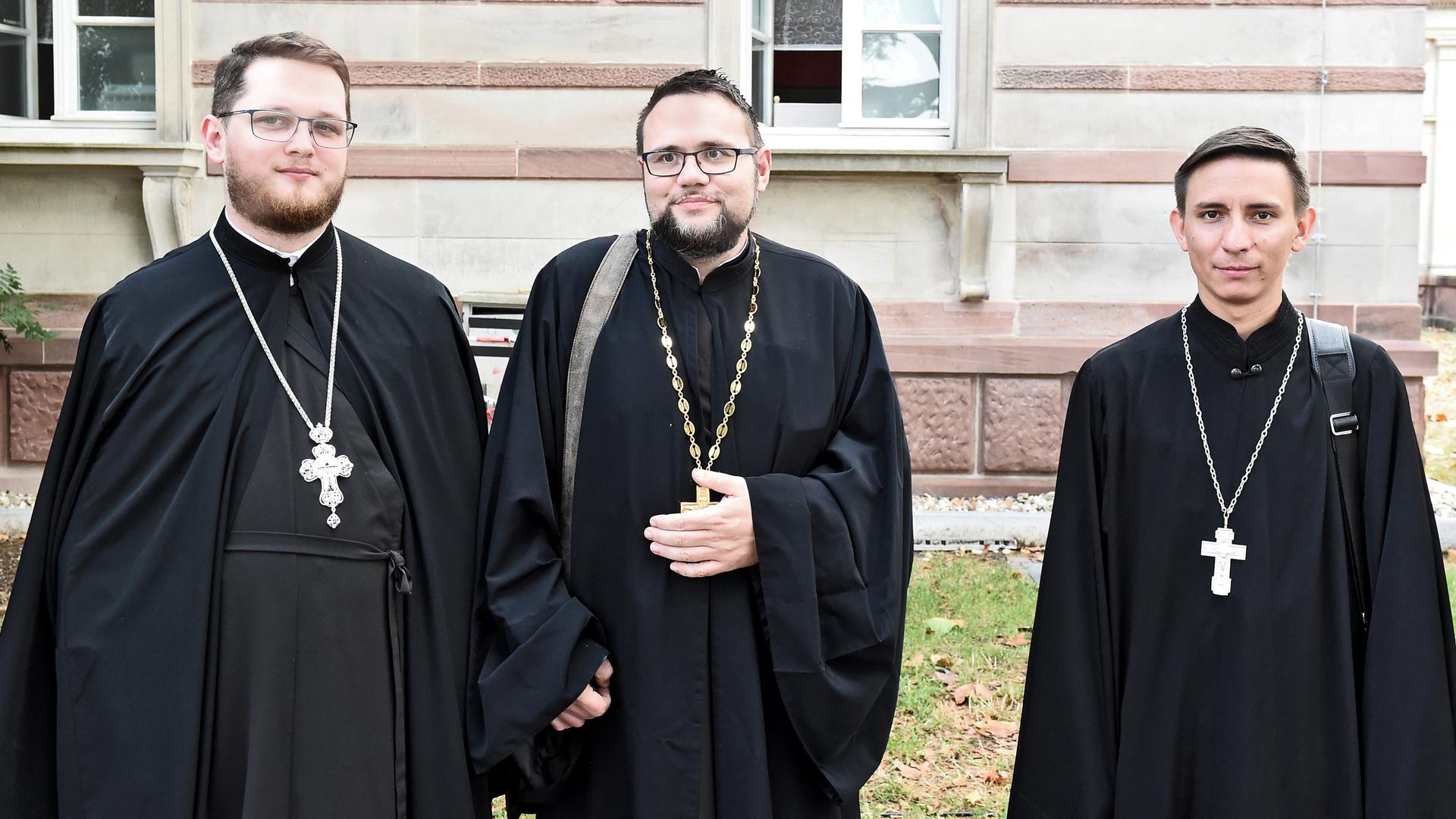 Frage der Haltung: Priester Oleg Kuchta (M.) von der russisch-orthodoxen Gemeinde Karlsruhe hält es für schwer, sich mit Bezug auf den Krieg in der Ukraine klar zu positionieren.