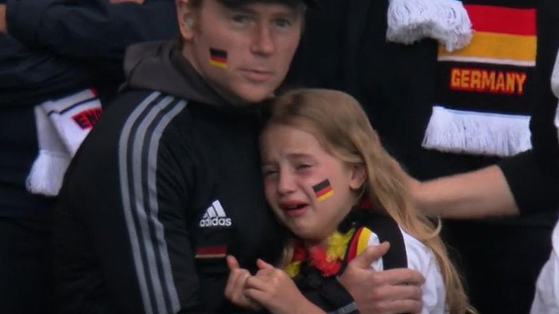 Trauer eines kleinen Fußballfans: Das Bild aus dem Spiel Deutschland gegen England Im Wembley-Stadion weckte nicht bei allen Menschen Mitgefühl mit dem bitter enttäuschten Mädchen und ihrem Vater auf der Zuschauertribüne: In den sozialen Netzwerken gab es auch hasserfüllte Kommentare.