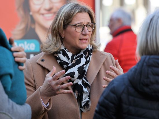 Zum Greifen nah: SPD-Herausforderin Anke Rehlinger, hier bei einem Wahlkampftermin in Merzig, könnte Umfragen zufolge die neue Ministerpräsidentin des Saarlandes werden.