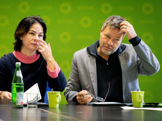 Annalena Baerbock, Bundesvorsitzende von Bündnis 90/Die Grünen, und Robert Habeck, Bundesvorsitzender von Bündnis 90/Die Grünen, unterhalten sich zu Beginn der Bundesvorstandssitzung ihrer Partei. 