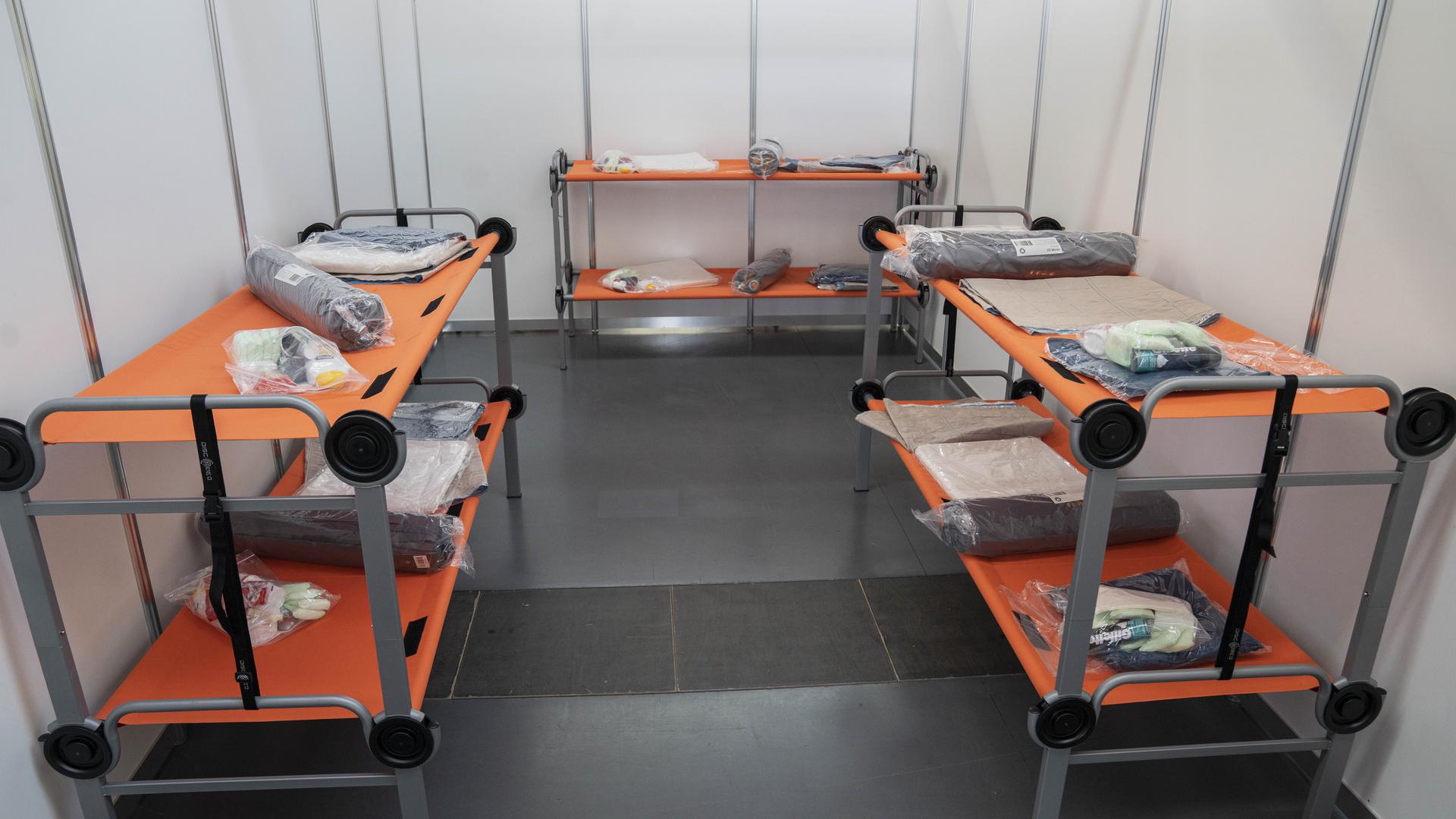 Feldbetten, aber etwas Privatsphäre: In der Flüchtlingsunterkunft in der Messe Karlsruhe haben Handwerker mit Leichtwänden kleine Familienzimmer aufgebaut. 