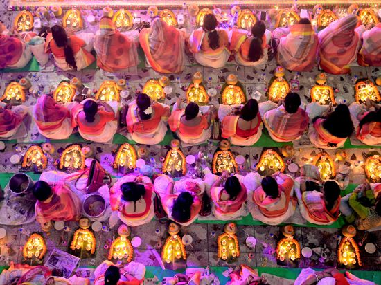 Hinduistische Gläubige in Dhaka, Bangladesch, begehen in einem Tempel das religiöse Fastenfest Rakher Upobash. +++ dpa-Bildfunk +++