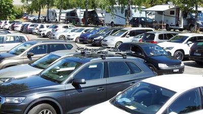 Motorhome Wohnmobile und Autos auf Parkplatz in Titisee Schwarzwald Deutschland