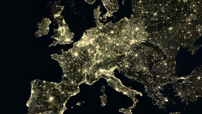 Dieses Satellitenbild der US-Raumfahrtbehörde Nasa zeigt ein riesiges nächtliches Lichtermeer in Europa. Die Aufnahme stammt aus dem Jahr 2012, seitdem hat das Ausmaß an Lichtverschmutzung auf dem Kontinent weiter zugenommen. 