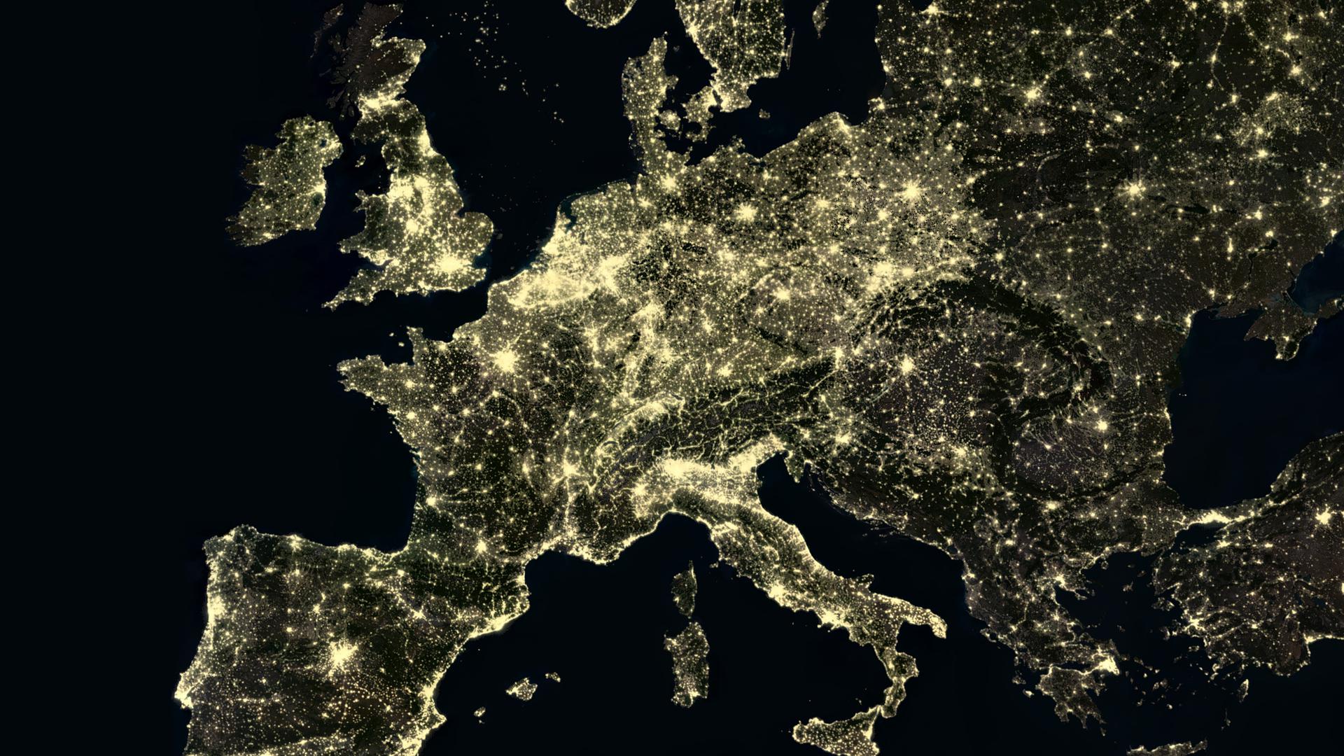 Dieses Satellitenbild der US-Raumfahrtbehörde Nasa zeigt ein riesiges nächtliches Lichtermeer in Europa. Die Aufnahme stammt aus dem Jahr 2012, seitdem hat das Ausmaß an Lichtverschmutzung auf dem Kontinent weiter zugenommen. 