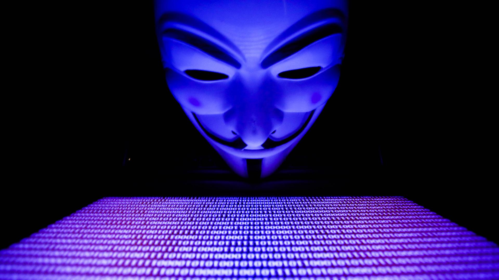 Kampferklärung an Putin: Das Hackerkollektiv „Anonymous“ – im Netz erkennbar an der Maske von Guy Fawkes als Symbol für den Widerstandskampf gegen Diktaturen – hat sich zum Ziel gesetzt, durch Angriffe auf Russland den Ukraine-Krieg zu stoppen.