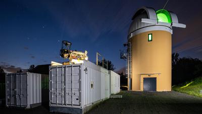 Zentimetergenaue Präzision: An seinem Standort im Schwarzwald kann das Teleskop des DLR-Observatorium die Lichtteilchen empfangen, die von Objekten im Weltall reflektiert werden. Sie werden dazu mit einem Laser im Container links „beleuchtet“.