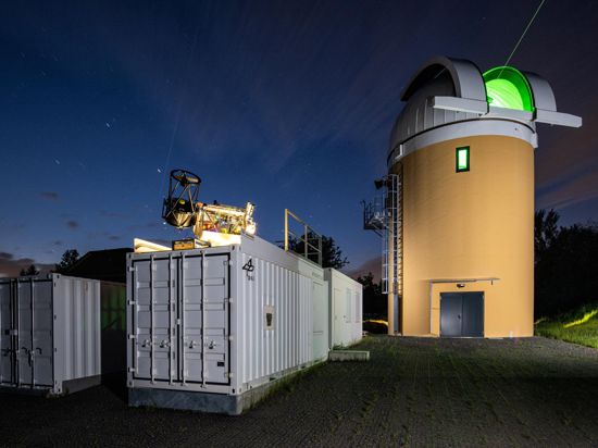 Zentimetergenaue Präzision: An seinem Standort im Schwarzwald kann das Teleskop des DLR-Observatorium die Lichtteilchen empfangen, die von Objekten im Weltall reflektiert werden. Sie werden dazu mit einem Laser im Container links „beleuchtet“.