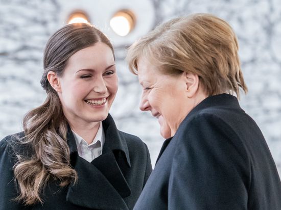 Herzliicher Umgang: Kanzlerin Merkel und die finnische Ministerpräsidentin Sanna Marin.