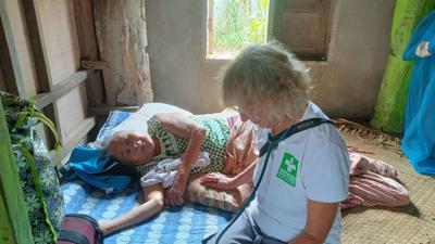 Die Karlsruher Ärztin Angelika Leist untersucht in einer Hütte eine Patientin.