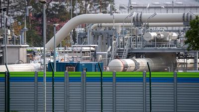 Blick auf Rohrsysteme und Absperrvorrichtungen in der Gasempfangsstation von Nord Stream 2.