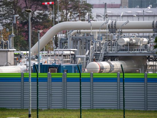 Blick auf Rohrsysteme und Absperrvorrichtungen in der Gasempfangsstation von Nord Stream 2.