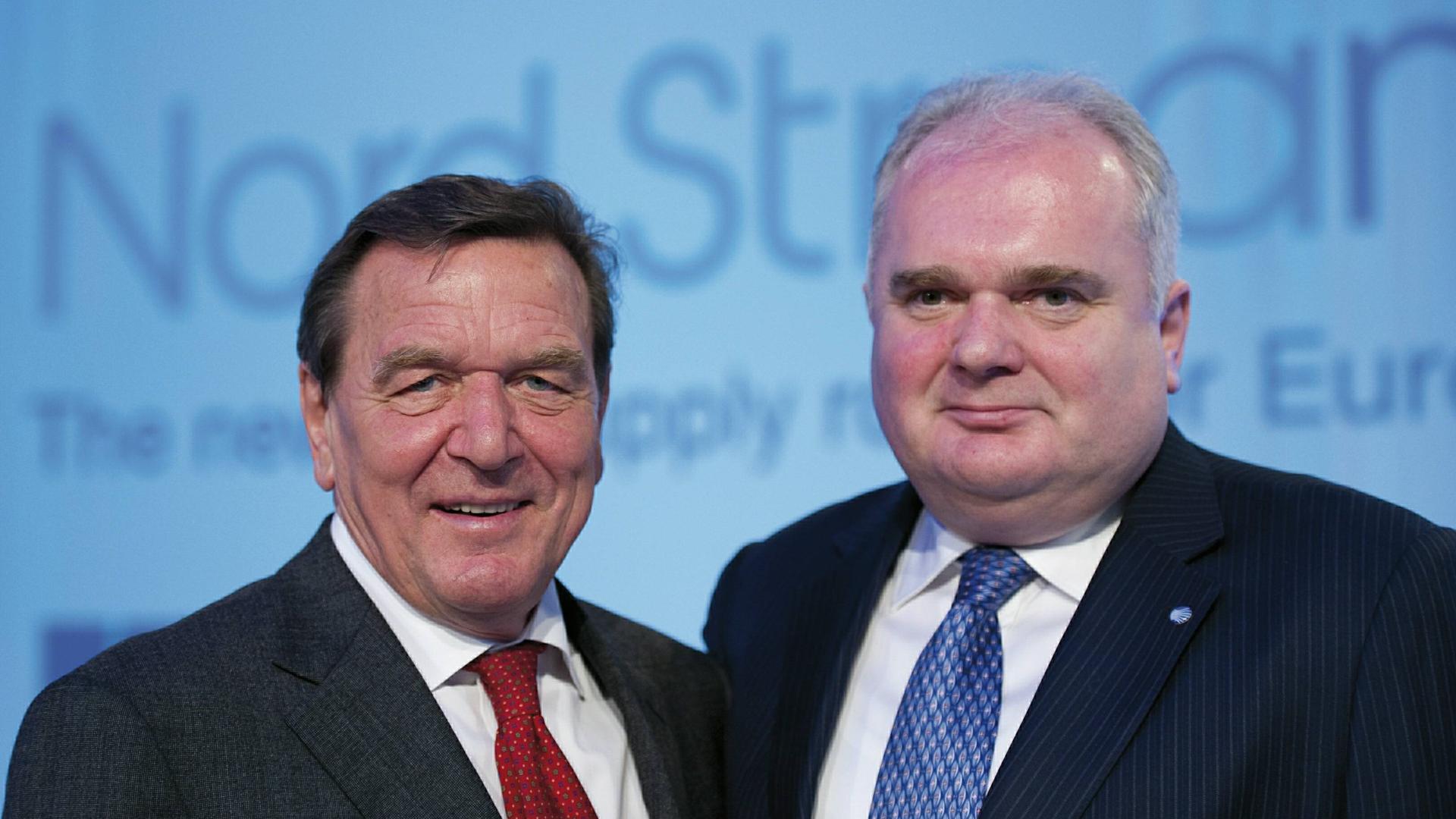Gerhard Schröder und Matthias Warnig arbeiten seit vielen Jahren für russische Energie-Unternehmen. Hier feiern sie den Baustart zur ersten Nord-Stream-Pipeline 2010.