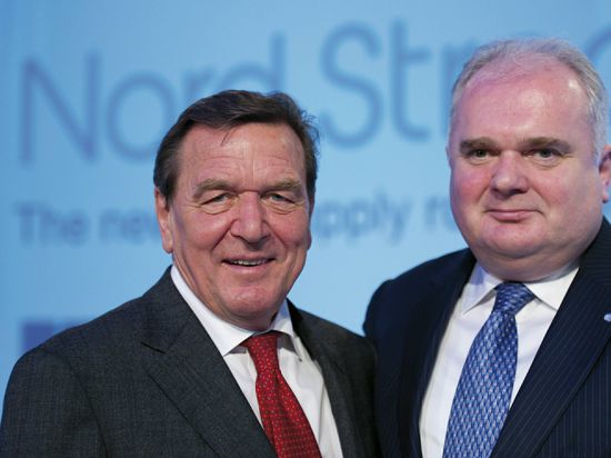 Gerhard Schröder und Matthias Warnig arbeiten seit vielen Jahren für russische Energie-Unternehmen. Hier feiern sie den Baustart zur ersten Nord-Stream-Pipeline 2010.
