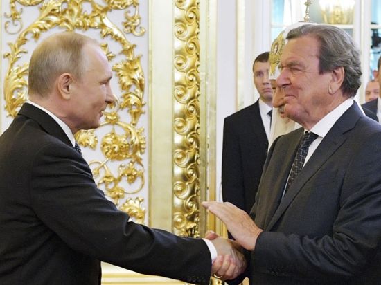 Gerhard Schröder (r), ehemaliger deutscher Bundeskanzler, gibt Wladimir Putin (l), Präsident von Russland, bei dessen Amtseinführung im Kreml die Hand. (zu dpa: «(zu dpa: «Kritik an Schröders Engagement für Russlands Gas reißt nicht ab»)») +++ dpa-Bildfunk +++
