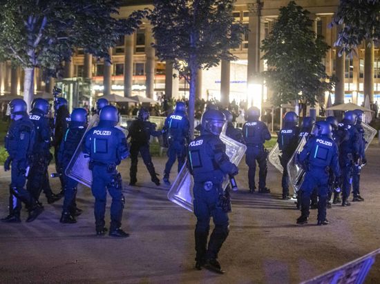 Die Randale-Nacht von Stuttgart hat wohl nicht nur für die Plünderer ein Nachspiel. Gegen einen Polizeibeamten wird wegen einer rassistischen Äußerung ermittelt.