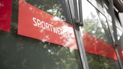 «Sportwetten» steht an einem Fenster eines Ladens, in dem der Besucher Wetten platzieren kann. Das Verwaltungsgericht befasst sich mit den Standorten von Spielhallen in Berlin. 