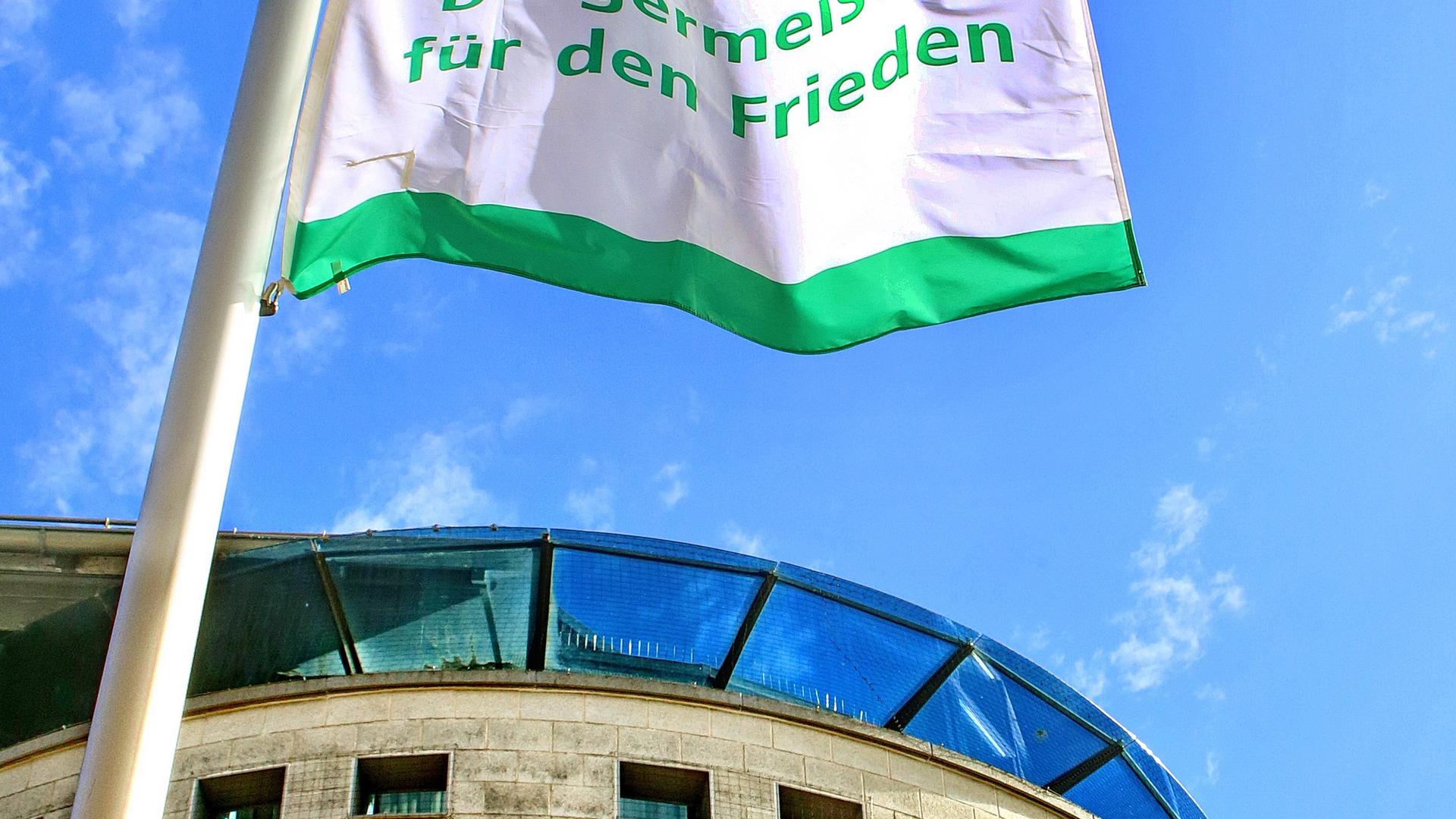 Protest gegen Atomwaffen: Am 8. Juli hisste Karlsruhe vor dem Neuen Ständehaus die Fahne des globalen Netzwerks „Mayors for Peace”, um ein Zeichen für eine friedliche Welt zu setzen.