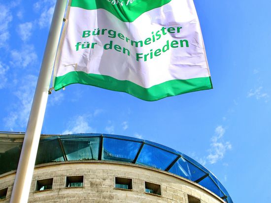 Protest gegen Atomwaffen: Am 8. Juli hisste Karlsruhe vor dem Neuen Ständehaus die Fahne des globalen Netzwerks „Mayors for Peace”, um ein Zeichen für eine friedliche Welt zu setzen.