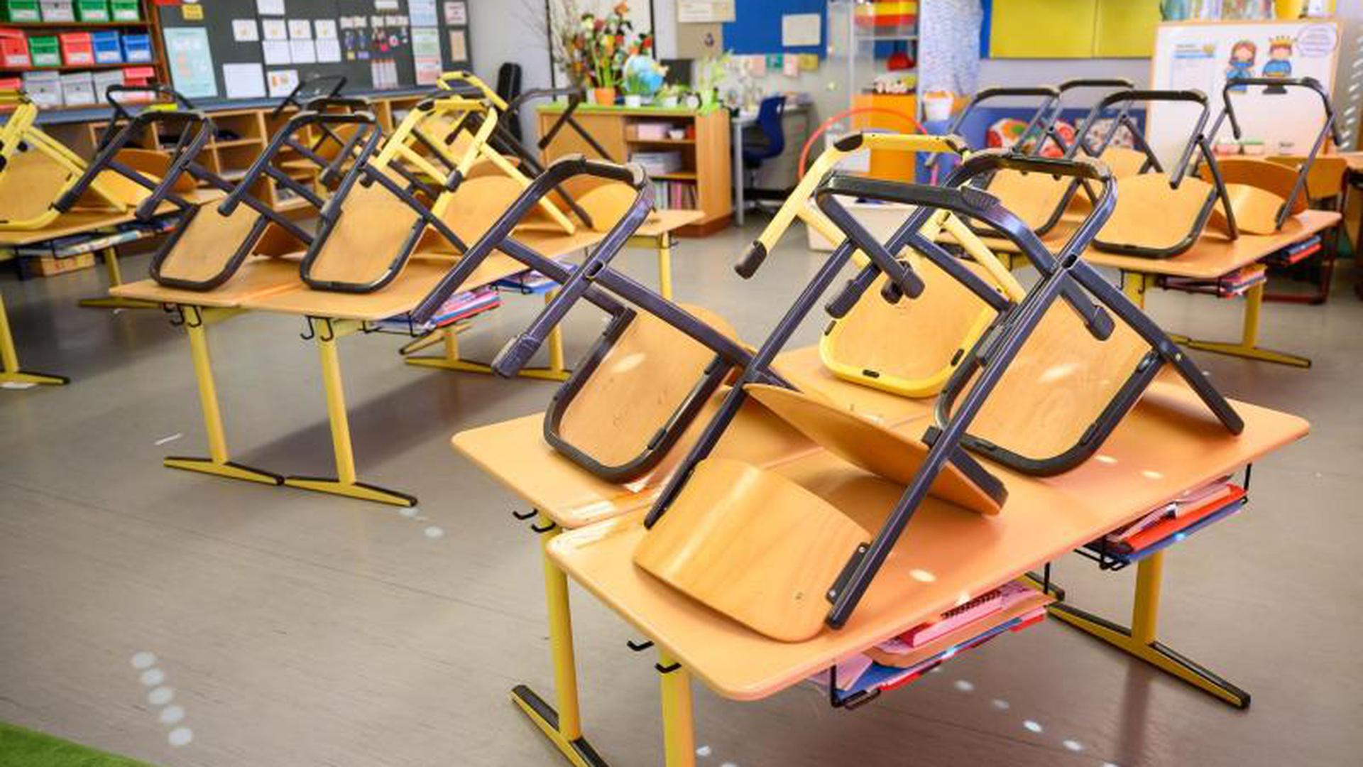 Stühle stehen in einer Grundschule auf den Tischen