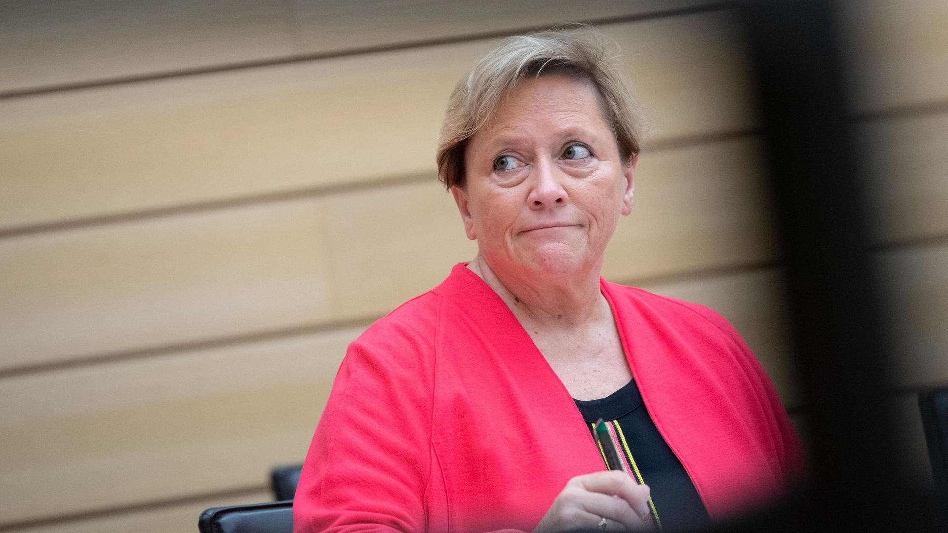 Baden-Württembergs Kultusministerin Susanne Eisenmann (CDU) sitzt im Landtag.