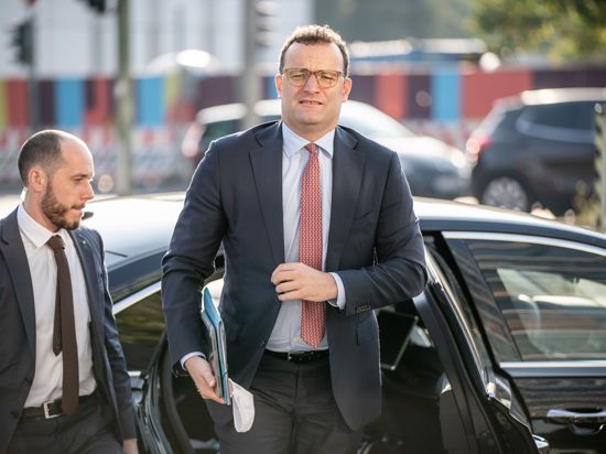 Jens Spahn (CDU, r), Bundesminister für Gesundheit, kommt zur Sitzung des CDU-Präsidiums am Konrad-Adenauer-Haus an.
