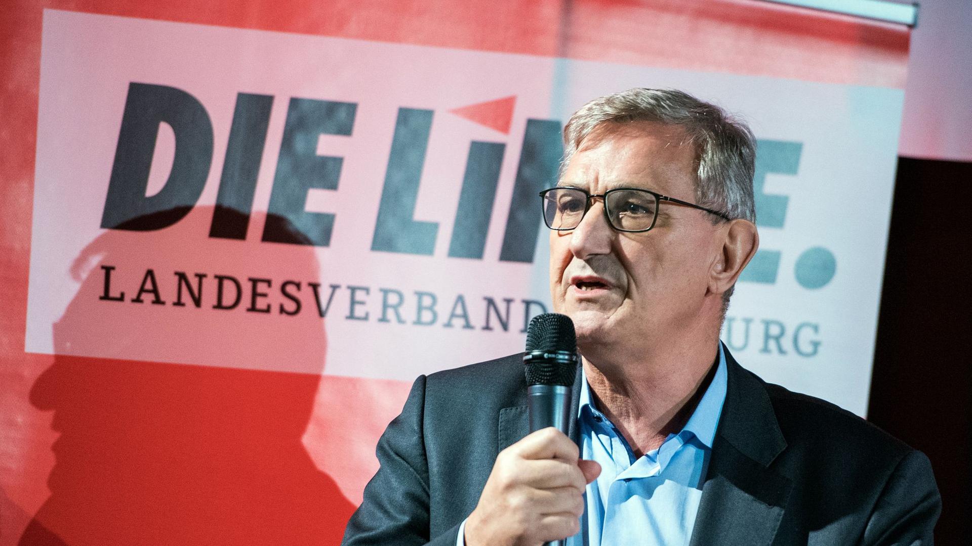 Bernd Riexinger, Bundesvorsitzender der Partei Die Linke, spricht bei einer Veranstaltung zu Parteimitgliedern.