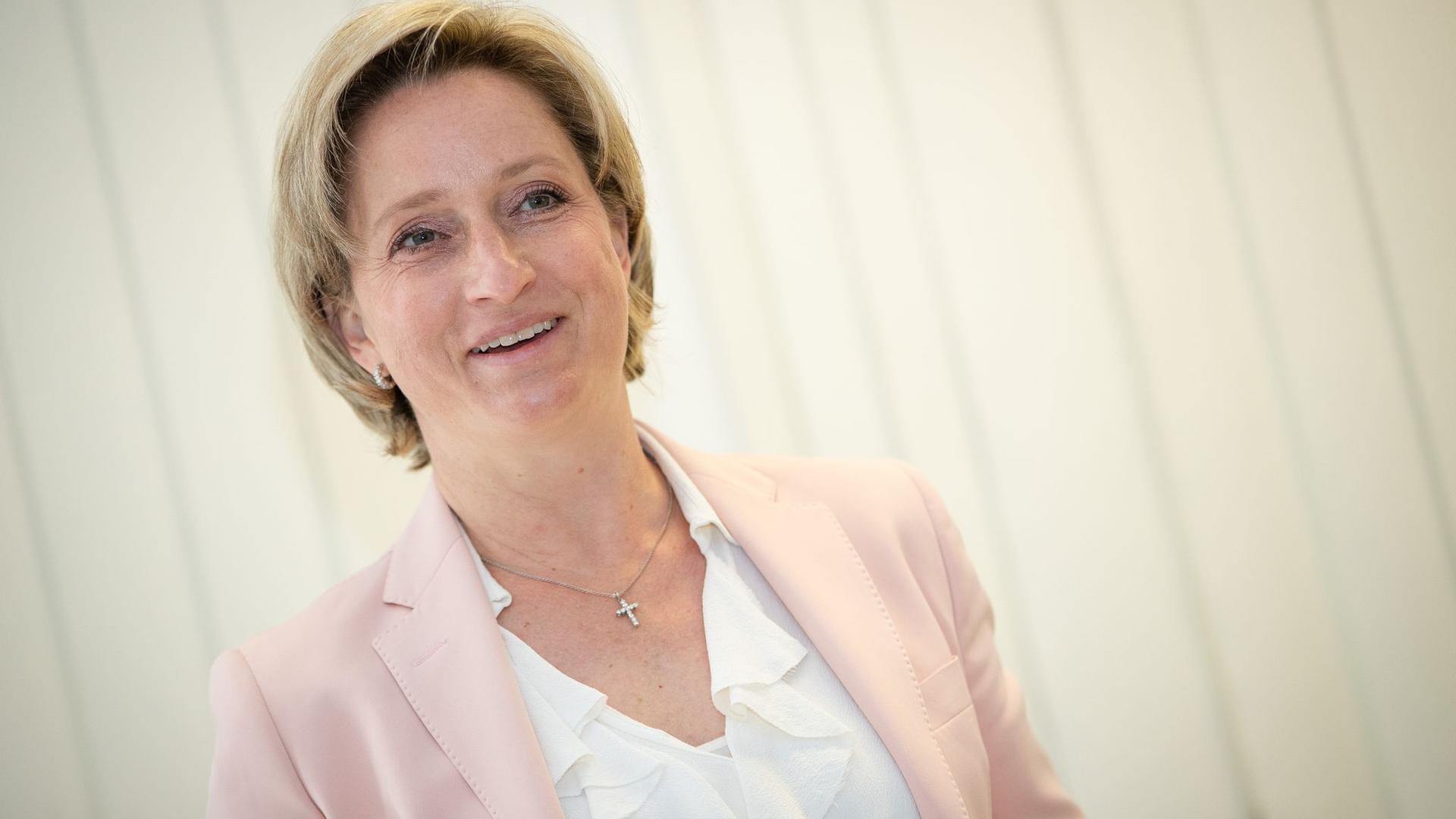Nicole Hoffmeister-Kraut (CDU), Wirtschaftsministerin von Baden-Württemberg, lächelt.