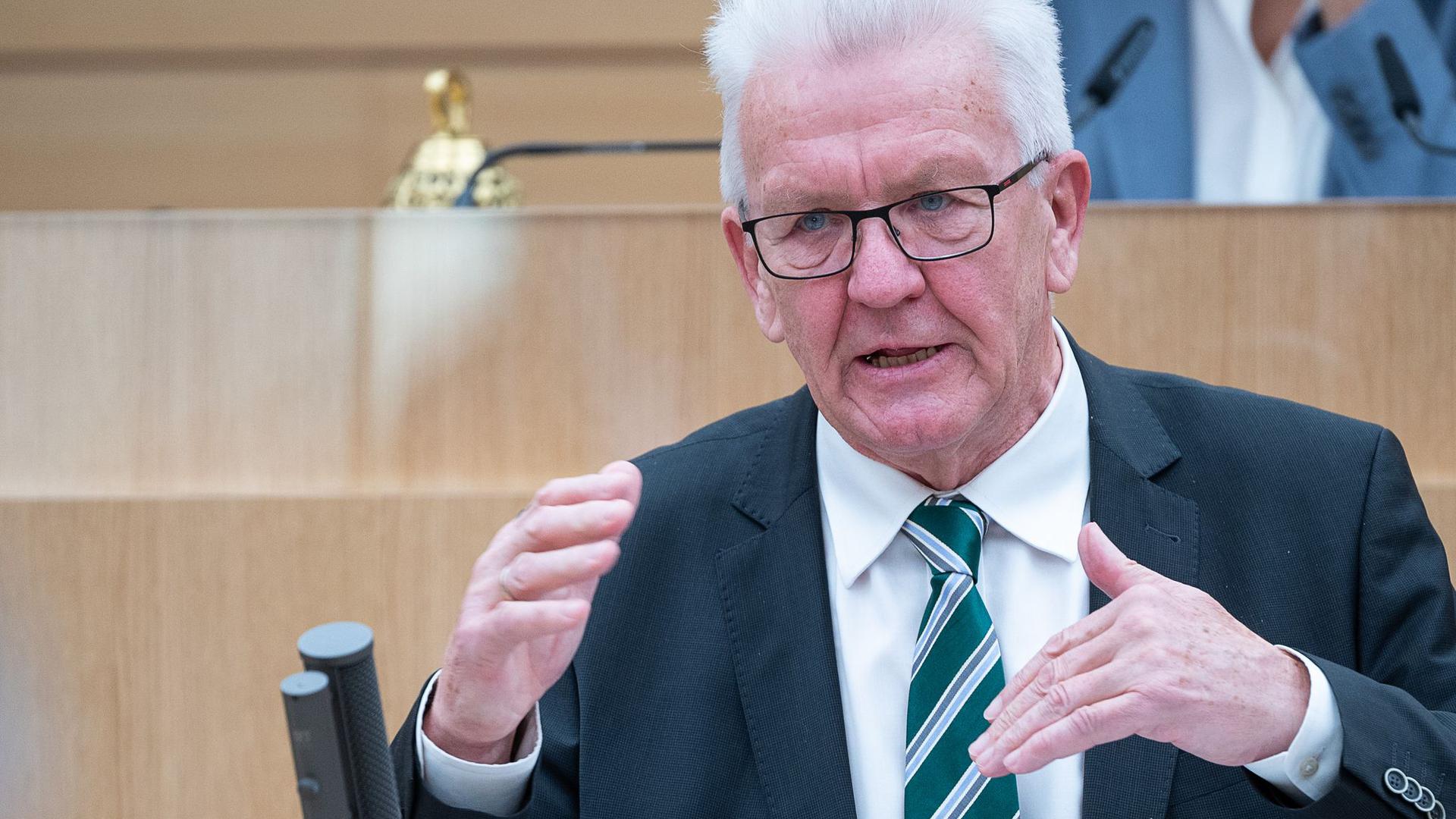 Baden-Württembergs Ministerpräsident Winfried Kretschmann (Grüne) spricht im Landtag.