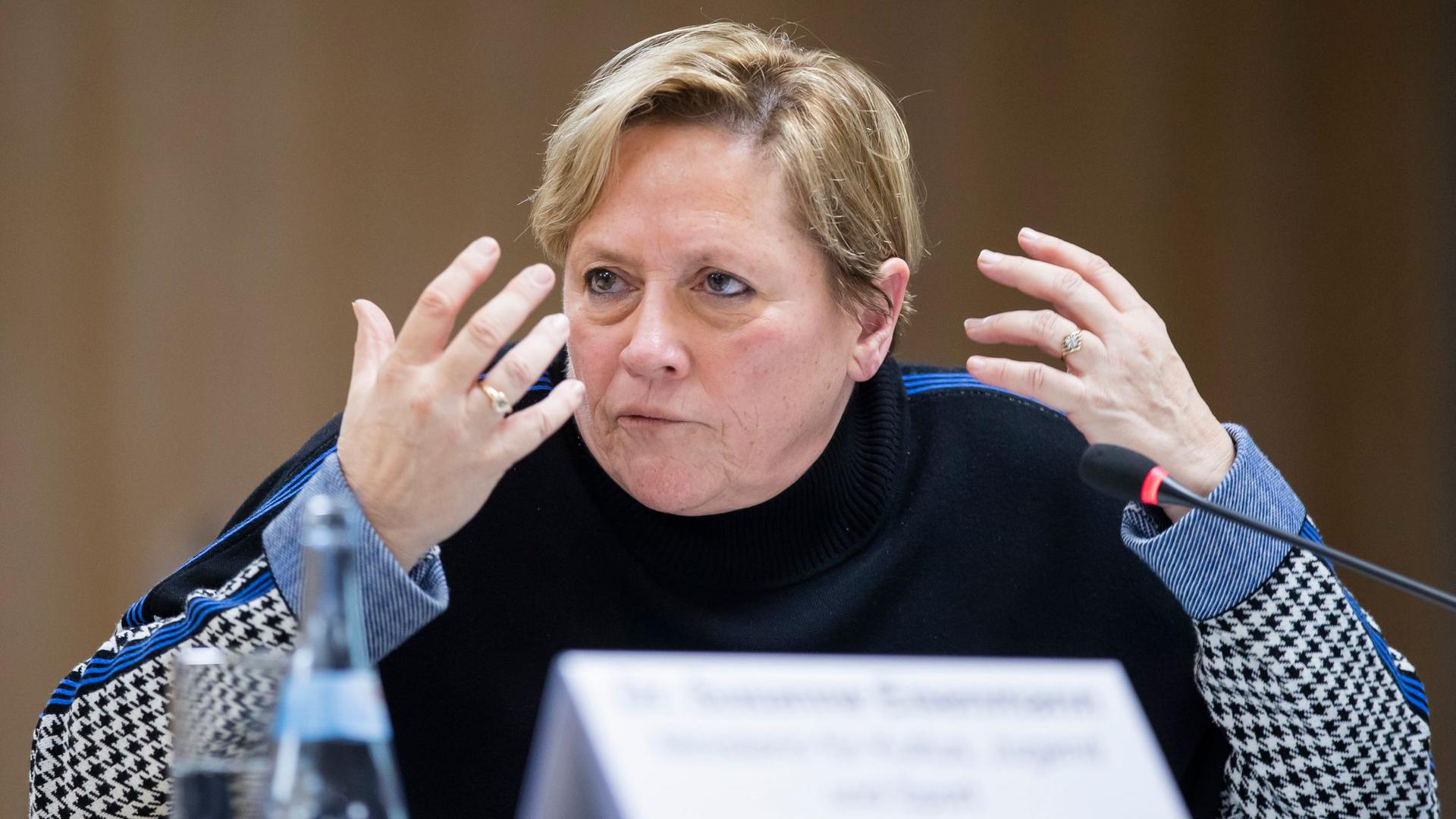 Susanne Eisenmann (CDU), Ministerin für Kultus, Jugend und Sport von Baden-Württemberg, gestikuliert.
