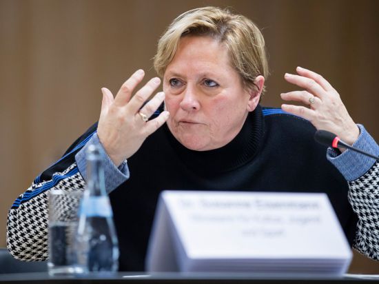 Susanne Eisenmann (CDU), Ministerin für Kultus, Jugend und Sport von Baden-Württemberg, gestikuliert.