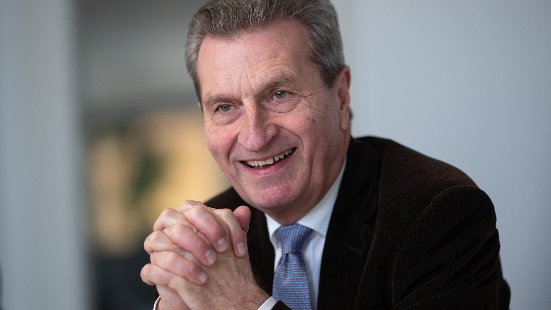 Günther Oettinger (CDU), ehemaliger EU-Kommissar und ehemaliger Ministerpräsident des Landes Baden-Württemberg, spricht während eines Interviews mit Journalisten der Deutschen Presse-Agentur.