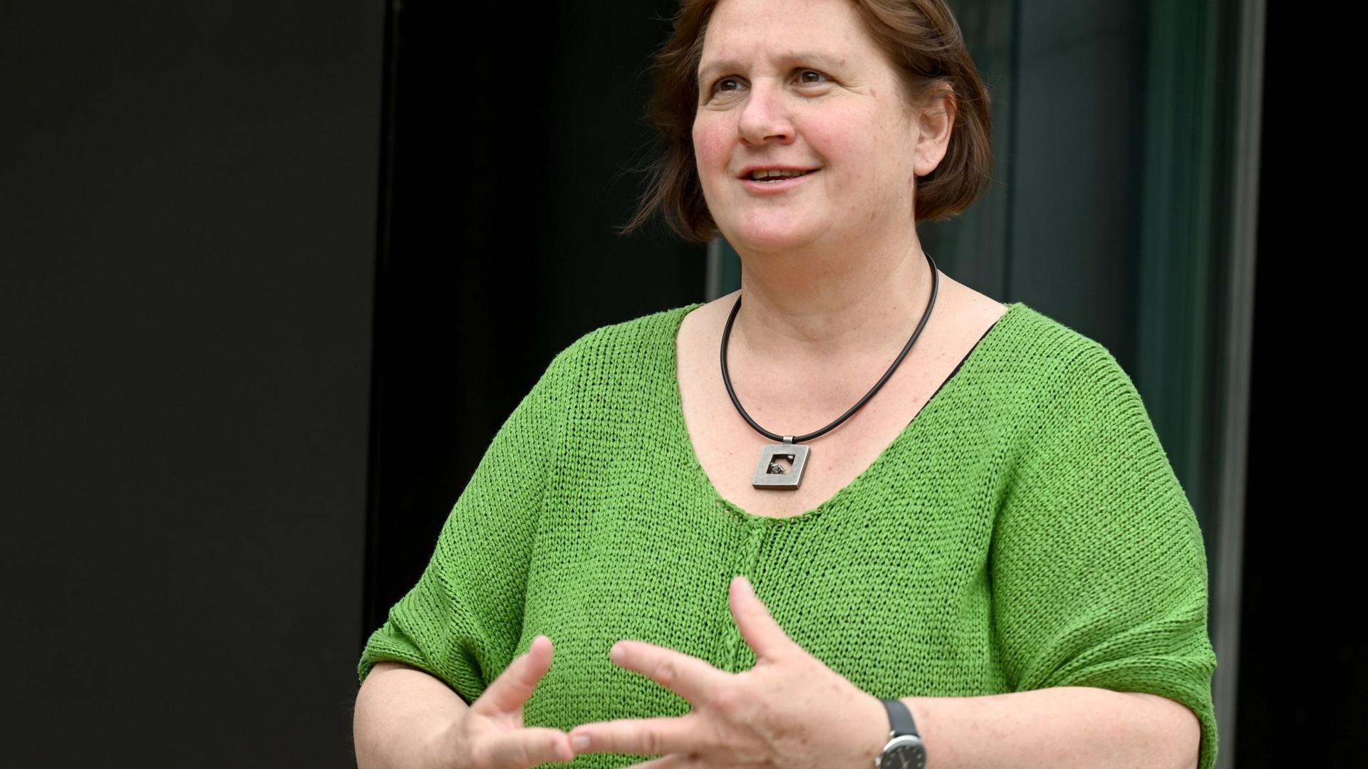 Kultusministerin Theresa Schopper (Grüne) steht vor dem Landtag von Baden-Württemberg.