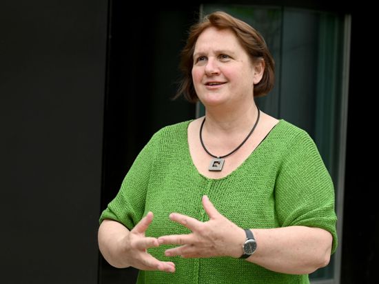 Kultusministerin Theresa Schopper (Grüne) steht vor dem Landtag von Baden-Württemberg.