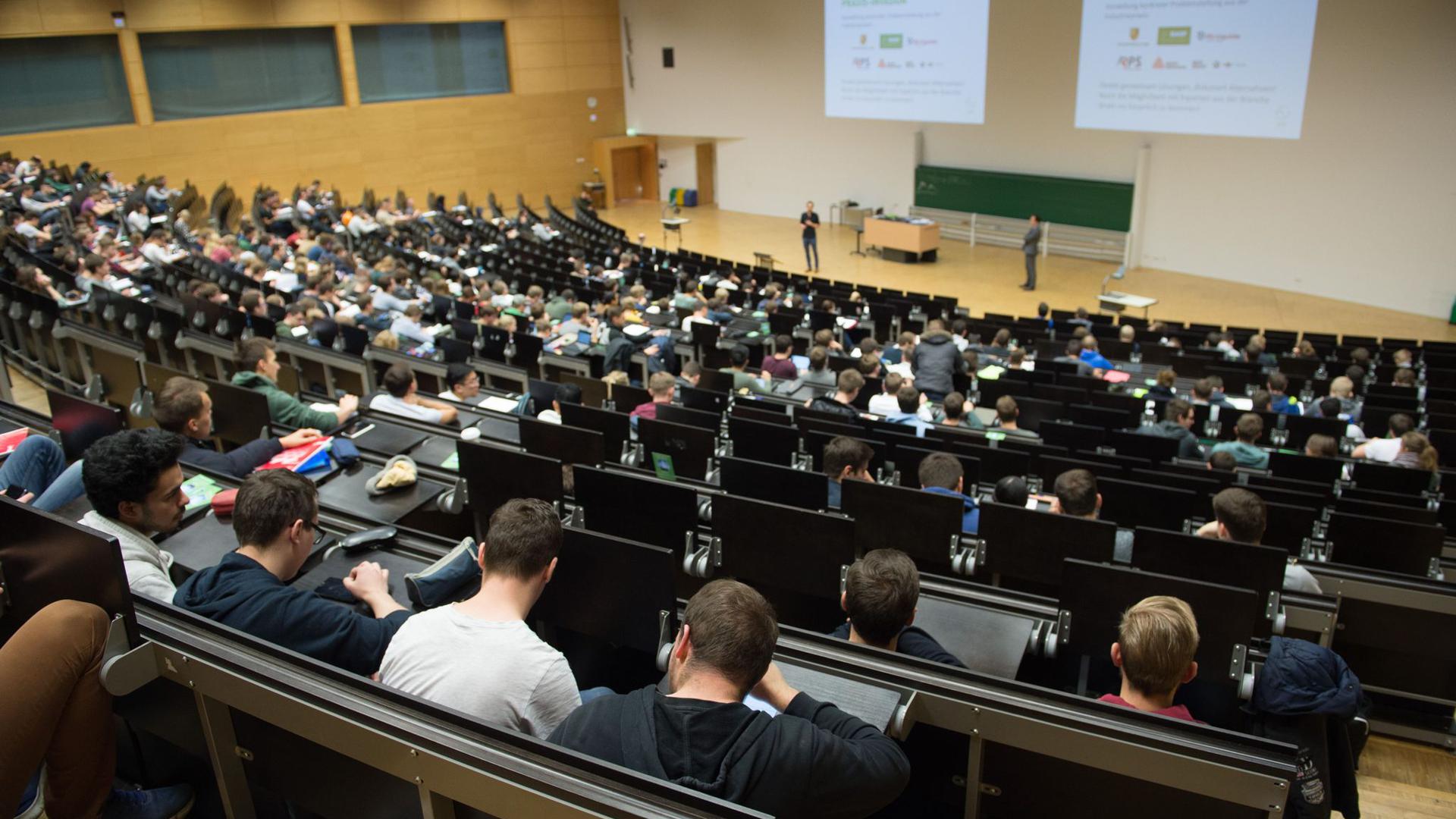ARCHIV - Studierende sitzen in einem Hörsaal der Technischen Universität Dresden. Foto: Sebastian Kahnert/dpa-Zentralbild/dpa