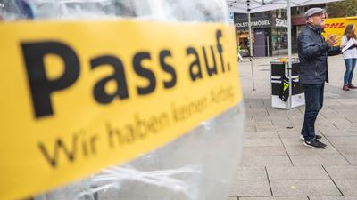 Winfried Hermann (Bündnis 90/Die Grünen), Verkehrsminister von Baden-Württemberg, präsentiert in der Fußgängerzone die Aktion „Pass auf! Wir haben keinen Airbag““.