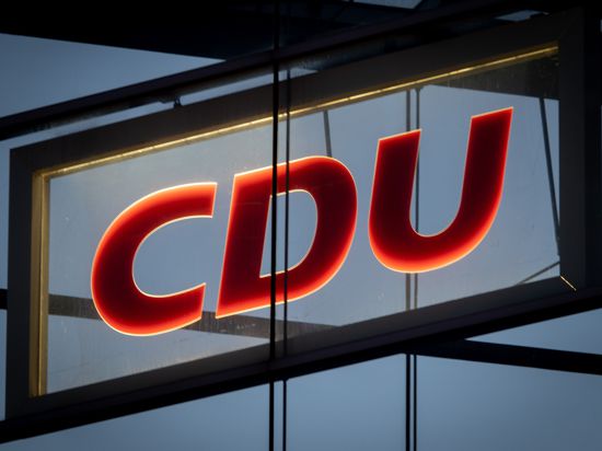 Das CDU-Logo leuchtet in der CDU-Zentrale, dem Konrad-Adenauer-Haus. 