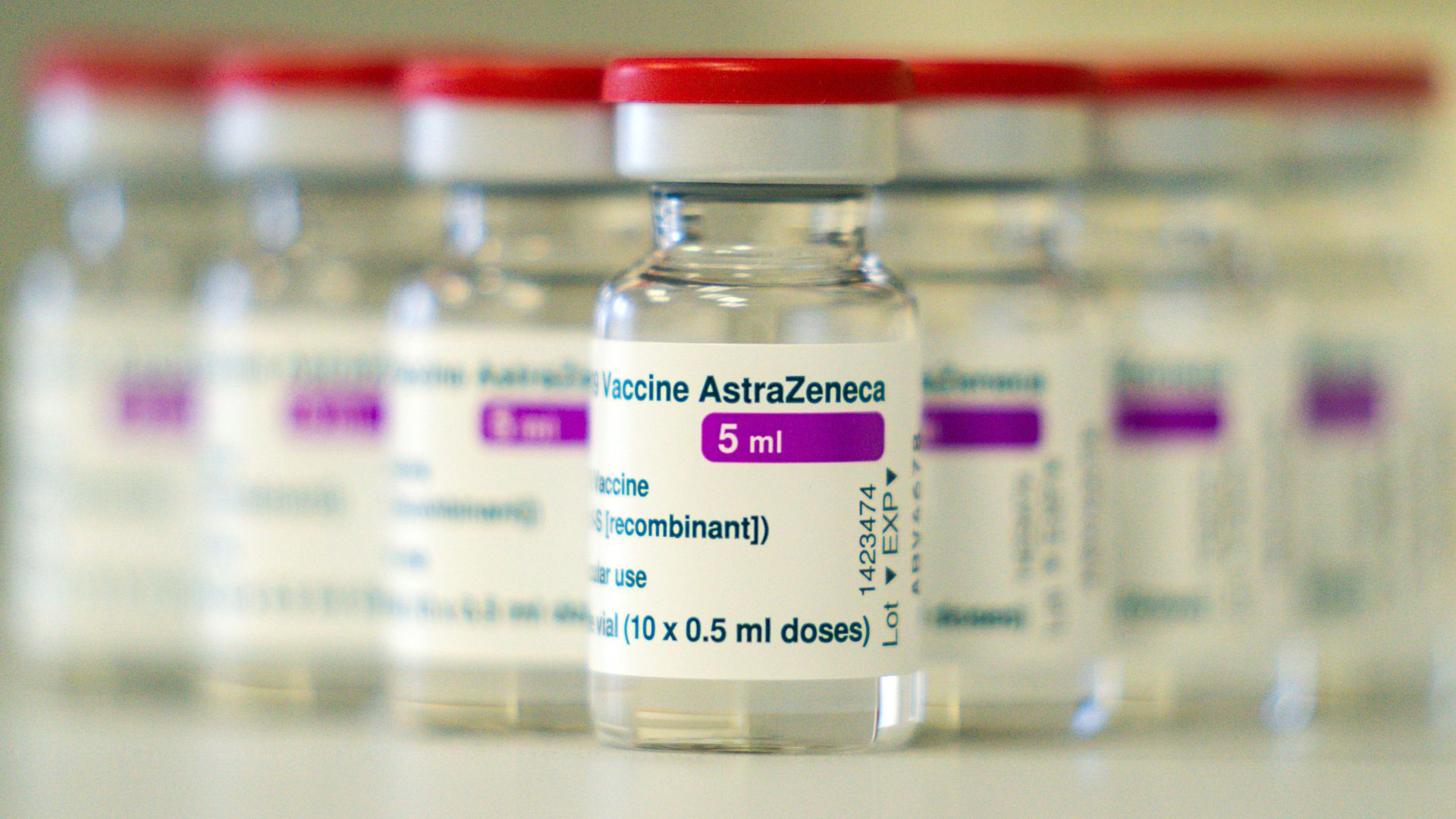 Auf einem Tisch in einer Hausarztpraxis stehen Ampullen mit dem Covid-19 Impfstoff des schwedisch-britischen Pharmakonzerns AstraZeneca. 