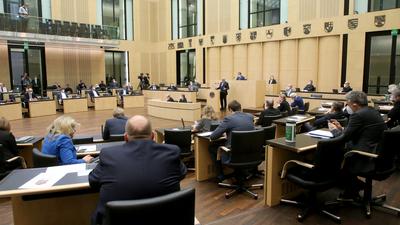 Volker Bouffier (Mitte, CDU), Ministerpräsident von Hessen, spricht während der Sondersitzung des Bundesrates zu Änderungen am Bundesinfektionsschutzgesetz . 