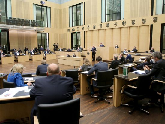 Volker Bouffier (Mitte, CDU), Ministerpräsident von Hessen, spricht während der Sondersitzung des Bundesrates zu Änderungen am Bundesinfektionsschutzgesetz . 