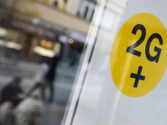 03.12.2021, Baden-Württemberg, Stuttgart: Ein Schild, das auf die 2G+-Regel hinweist, hängt an einem Kino in der Innenstadt. Foto: Marijan Murat/dpa +++ dpa-Bildfunk +++