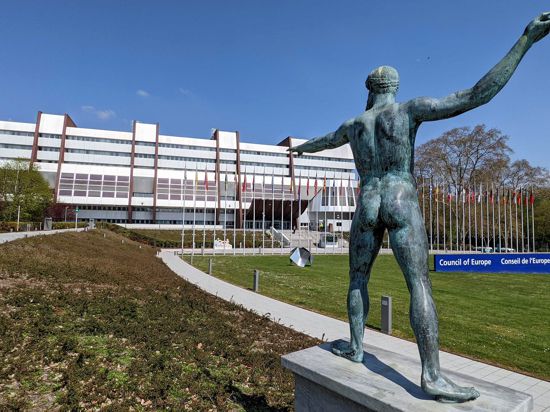 Eine Statue von Poseidon weist im Park den Weg zum Europapalast, dem Sitz der Parlamentarischen Versammlung des Europarates in Straßburg. 47 Staaten sind hier vertreten.