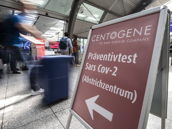 Zum Themendienst-Bericht von Jule Zentek vom 30. Juni 2020: Hier geht's lang zum Coronatest: Am Frankfurter Flughafen können sich Passagiere künftig vor dem Abflug auf eine Infektion mit dem Virus testen lassen.