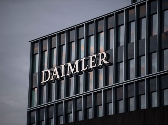 Das Logo der Daimler AG ist an der Konzernzentrale im Mercedes Benz-Werk in Untertürkheim zu sehen.