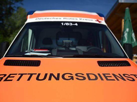 Ein Rettungswagen mit der Aufschrift „Rettungsdienst“.