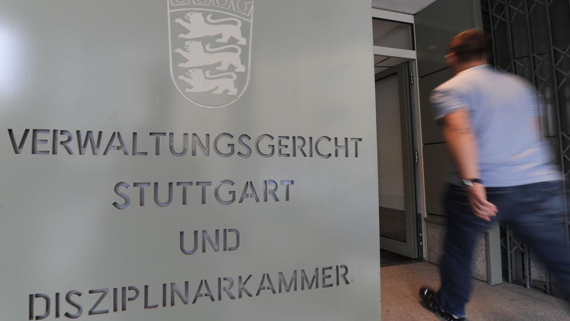 Ein Mann betritt das Gebäude des Verwaltungsgerichts in Stuttgart.