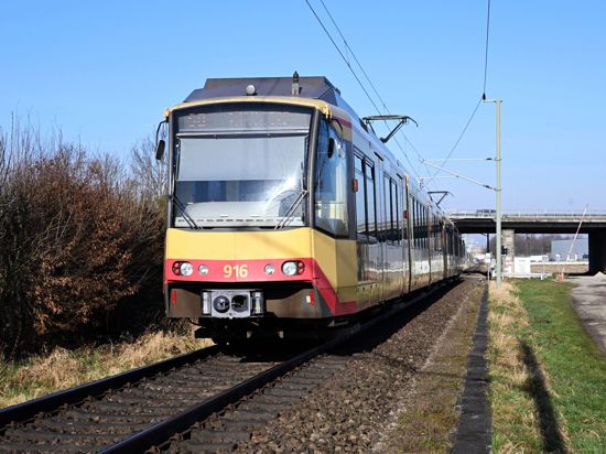 Eine Stadtbahn fährt zwischen Rastatt und Kuppenheim auf der Murgtalbahnstrecke. Hier soll unter anderem ein zweigleisiger Ausbau auf einer Länge von 2,9 Kilometern entstehen. 